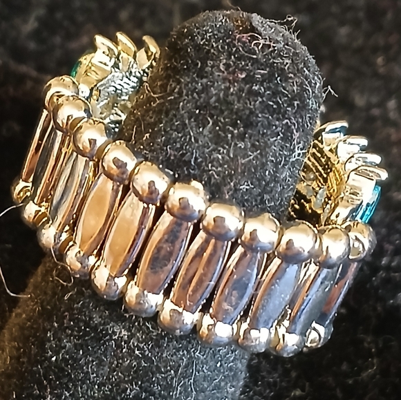 Paparazzi silvertone stretch ring with clear round stones, blue marquis stones - Picture 2 of 5